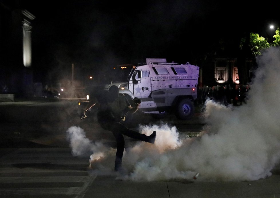 Rasové protesty ve Wisconsinu: Ulice jsou plné demonstrujících a hlídkujících policistů. Během noci byla užívána i pyrotechnika (26.8.2020)