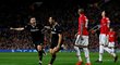 Wissam Ben Yedder slaví se spoluhráči první gól do sítě Manchesteru United