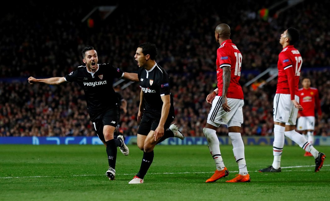 Wissam Ben Yedder slaví se spoluhráči první gól do sítě Manchesteru United