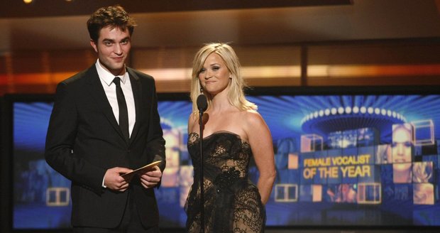 Reese Witherspoon s Robertem Pattinsonem i moderovali předávání country cen. A rozhodně se u toho cítili lépe než u milostných scén