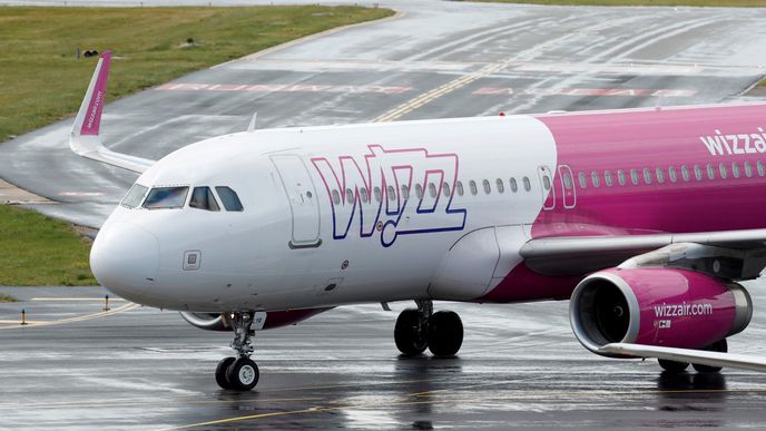 Letadlo aerolinek Wizz Air na londýnském letišti Luton