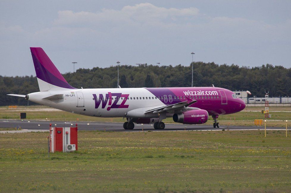 Letadlo společnosti Wizz Air v nizozemském Eindhovenu.