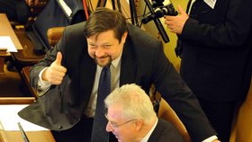 Poslanec Wolf si věří a v přátelském objetí s poslancem Melčákem to dává najevo gestem značícím spokojenost.
