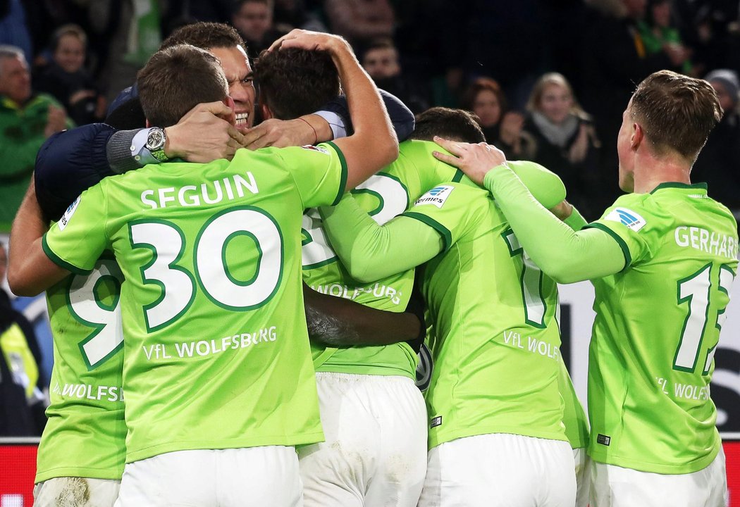 Hráči Wolfsburgu se radují z vítězství nad Hamburkem