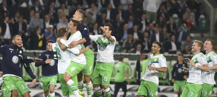 Fotbalisté Wolfsburgu slaví triumf v německém Superpoháru proti Bayernu