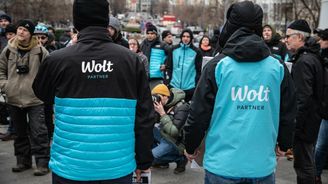 „Kurýr není otrok.“ Poslíčci Woltu protestovali v centru Prahy