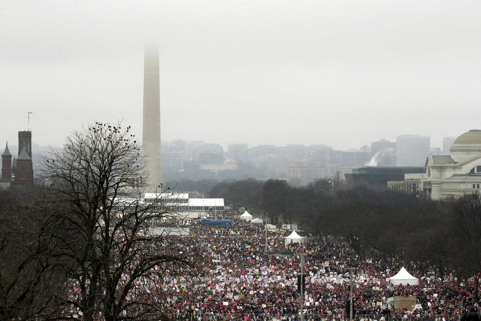 Počet účastníků pochodu za práva žen ve Washingtonu přesáhl očekávání, úřady udávají 500 000 lidí. Není vyloučeno, že účast se vyrovnala i inauguraci.