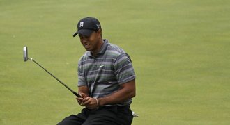 Woods už vypadl i z první padesátky golfového žebříčku