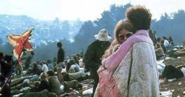 Tato fotografie se stala hlavní fotkou Woodstocku. Dvojice na ní je dodnes spolu.
