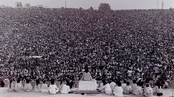 Na první ročník Woodstocku dorazily statisíce lidí. Akce prodchnutá rockem, drogami i odporem k válce ve Vietnamu začala se konala ve dnech 15. až 18. srpna 1969.