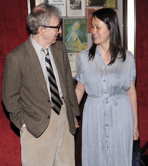 Příběh Woodyho Allena (80) a jeho manželky Soon-Yi (45) je jako z filmu. Soon-Yi je adoptivní dcerou Mii Farrow, se kterou byl Woody ve vztahu deset let. V roce 1992 se s ním ale Mia rozešla, protože ve Woodyho bytu našla nahé snímky Soon-Yi. Rázem z toho byl hollywoodský skandál, protože Woody byl prakticky jejím nevlastním otcem, a navíc je dělí 35letý věkový rozdíl. Zdá se ale, že nic z toho jim nebylo překážkou. Vzali se v roce 1997 a dvojice je spolu šťastná až doposud.