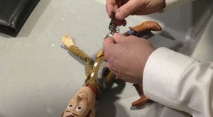 Kovbojovi z Toy Story: Příběhu hraček zabavila letištní ostraha miniaturní kolt