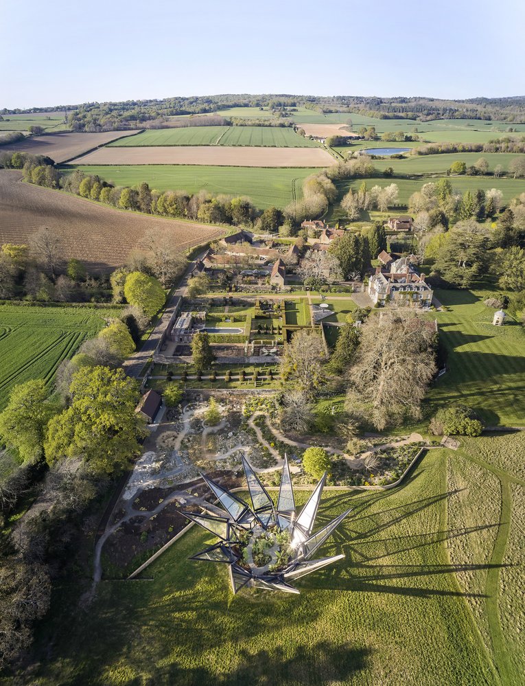 Skleník je součástí Veřejně přístupné zahrady Woolbeding Gardens ve Velké Británii
