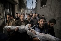 Hlavní cena na World Press Photo: Snímek z pohřbu zabitých dětí z Gazy