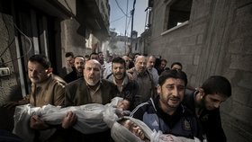 Hlavní cenu na World Press Photo získal snímek z pohřbu dvou zabitých dětí při raketovém útoku v Gaze