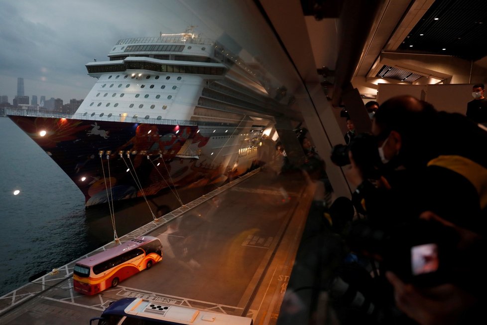 Úřady v Hongkongu pustily z karantény 3600 cestujících a posádku výletní lodi World Dream