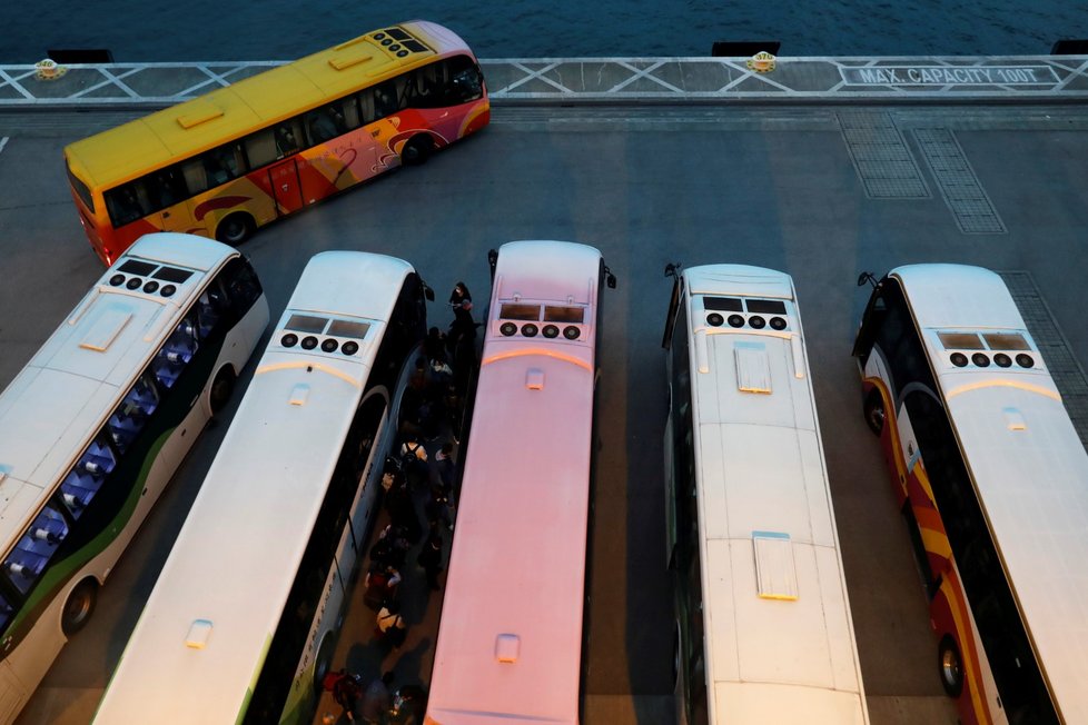 Úřady v Hongkongu pustily z karantény 3600 cestujících a posádku výletní lodi World Dream