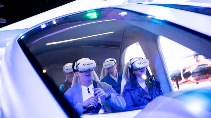 Návštěvníci Mobile World Congress v Barceloně testují VR flight simulator společnosti SK Telekom. Čtyřdenní konference, která začala v pondělí, je světově největší a nejvlivnější setkání v oblasti mobilních technologií.