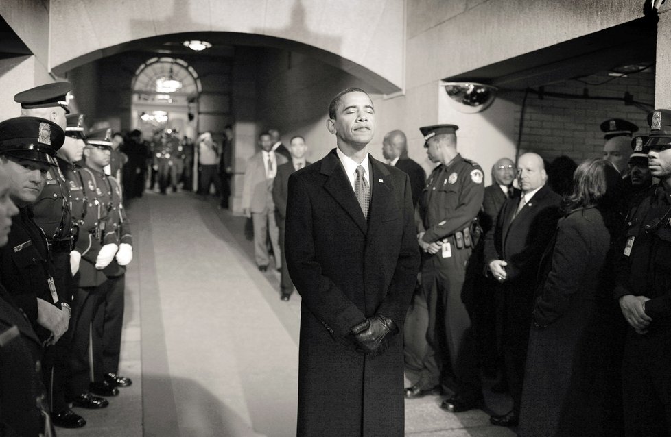 Barack Obama složil 20. ledna u západního průčelí Kapitolu ve Washingtonu přísahu, a stal se tak 44. prezidentem Spojených států. Obama je prvním Afroameričanem, který v historii země tento úřad zastává. Na snímku je zachycen krátce předtím, než vyšel na pódium a složil přísahu.