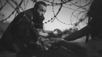 World Press Photo vyhrál snímek uprchlického kojence