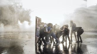 Rozbouřený svět, zbrojařský byznys nebo letecká katastrofa. World Press Photo jde do finále