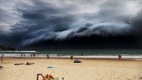 Vítěz v kategorii „Nature“ (Rohan Kelly , Storm Front on Bondi Beach)