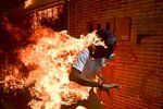 Demonstrant z Venezuly začal hořet poté, co mu explodovala nádrž motorky během násilného střetu s policií - Ronaldo Schemidt