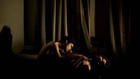 Fotografie World Press Photo roku 2014. Autor: Mads Nissen (Dánsko). Jon a Alex, homosexuální pár, sdílejí intimní chvilku v Alexově malém bytě v ruském Petrohradě.