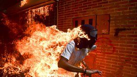 World Press Photo 2018: Prestižní soutěž vyhrála fotografie hořícího demonstranta z Venezuely