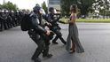 Aktivistka Ieshia Evans se postavila proti zástupu ozbrojenců s otevřenými dlaněmi během protestů proti policejní brutalitě v Louisianě. Snímek fotografa Jonathana Bachmana vyhrál v kategorii Současné problémy.