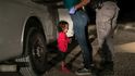 Po zveřejnění fotografie dvouleté Yanely z Hondurasu, která dokumentuje problém oddělování rodičů a jejich dětí na mexických hranicích, toto nařízení Donald Trump v loňském roce zrušil.