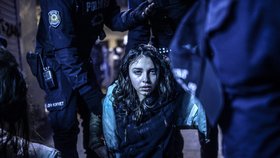 Dívka zraněná při demonstracích tureckou policií. Fotograf: Bulent Kilic