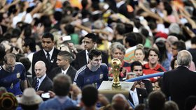 Messi se smutně dívá na trofej, kterou nevyhrál. Fotograf: Bao Tailiang