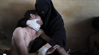 Fotografie roku připomíná muslimskou verzi piety. Podívejte se na vítězný snímek World Press Photo 2011