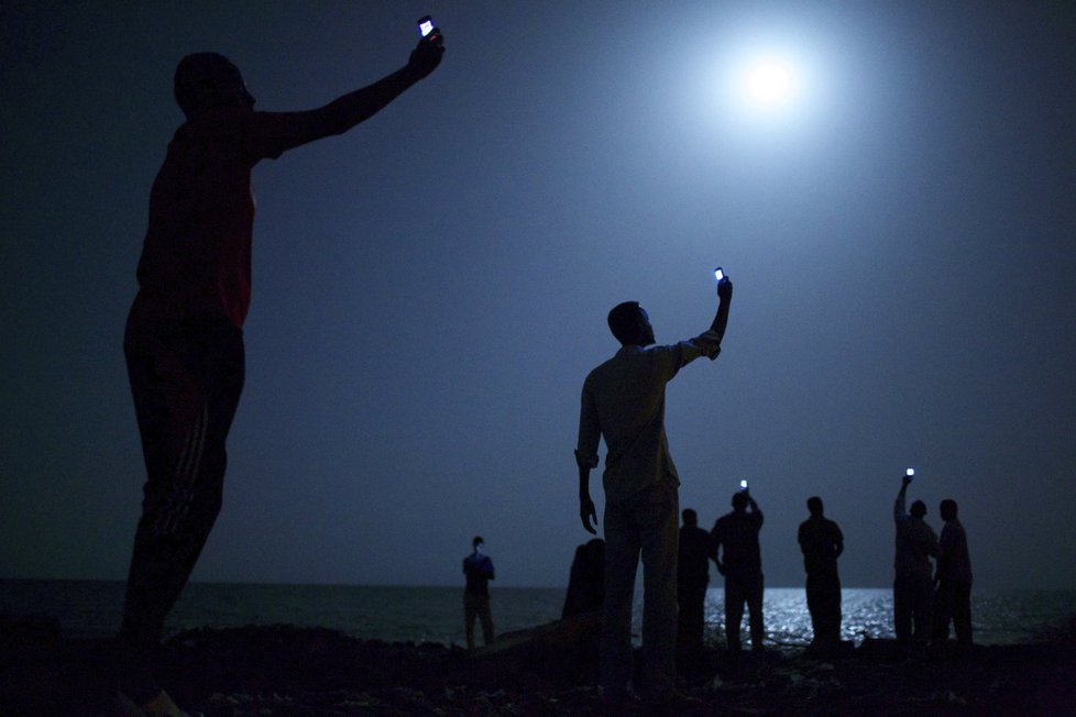 Prestižní ocenění Snímek roku 2014 získal americký fotograf John Stanmayer za fotografii afrických běženců lovících signál.