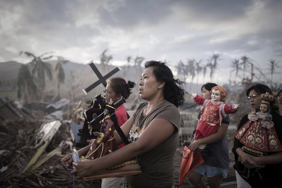 Francouz Phillipe Lopez získal první místo v kategorii zpravodajských momentek za fotografii přeživších tajfunu Haiyan.