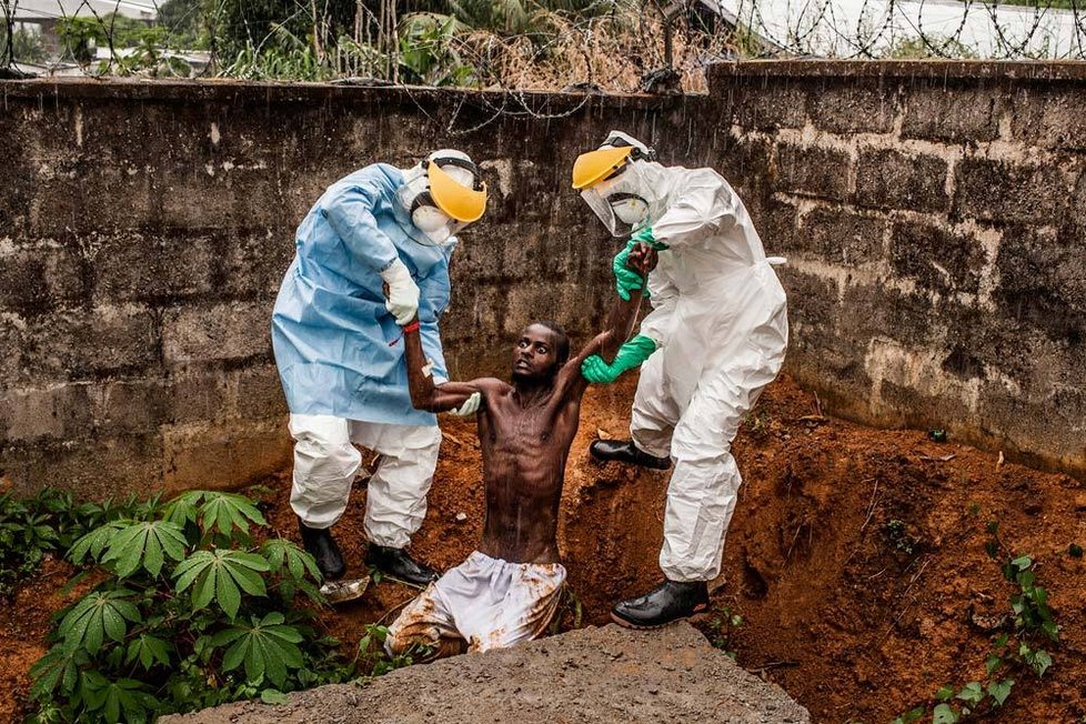 1. cena v kategorii Reportáž, série. Autor: Pete Muller (USA). V květnu byly v Sierra Leone nahlášeny první případy napadených smrtícím virem Ebola. Nemoc je vysoce nakažlivá, a proto musí být při péči o pacienty i při pohřbívání obětí přijata mimořádná opatření, aby se zabránilo šíření infekce.