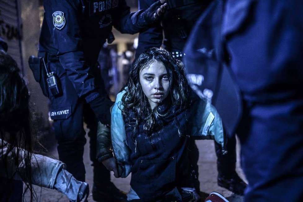 1. cena v kategorii Aktualita, jednotlivý snímek. Autor: Bulent Kilic (Turecko). Mladá dívka zraněná 12. března 2014 při střetech blízko Taksimského náměstí v tureckém Istanbulu. Násilí vypuklo mezi pořádkovou policií a lidmi, kteří se zúčastnili pohřebního průvodu patnáctiletého Berkina Elvana. Tento chlapec byl zasažen do hlavy nádobou se slzným plynem, když šel během protivládních demonstrací, které se konaly v červnu předešlého roku, koupit chleba. Zemřel po devítiměsíčním kómatu.