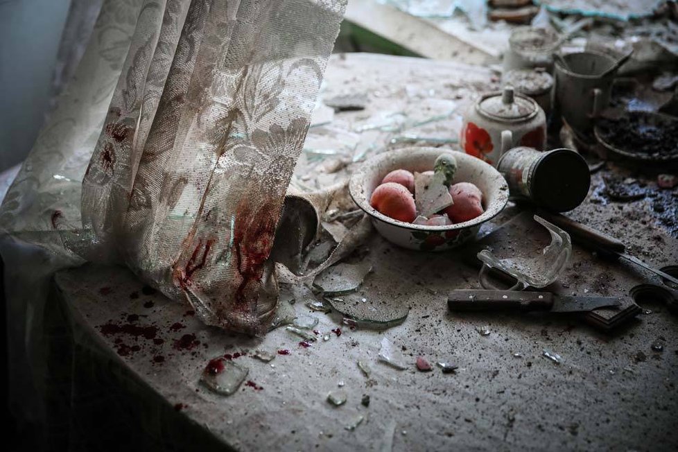 1. cena v kategorii Reportáž, jednotlivý snímek. Autor: Sergei Ilnitsky (Rusko). Kuchyňský stůl s poničenými věcmi v Doněcku na Ukrajině dne 26. srpna.