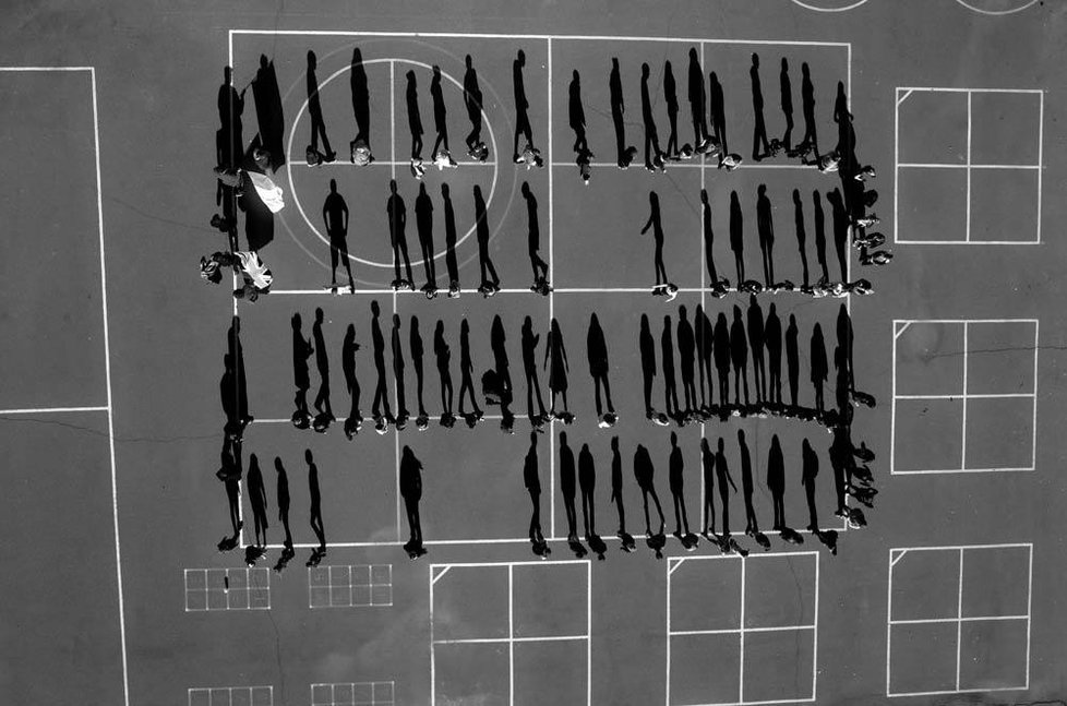 3. cena v kategorii Současné problémy, série. Autor: Tomas van Houtryve (Belgie). V USA od roku 2004 přišly o život kvůli dronům už tisíce lidí. Fotograf Tomas van Houtryve použil malý bezpilotní letoun, aby vyhledával shromáždění lidí - jako třeba svatby, pohřby, skupiny modlících se nebo cvičících lidí, která například v Jemenu či Pakistánu znamenají největší nebezpečí. Fotografoval také vězení, ropná pole či mexicko-americkou hranici.