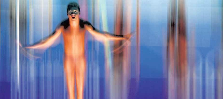 První cena v kategorii Sport. Snímek zachycuje skok do vody Thomase Daleyho při olympijských hrách mládeže v Singapuru.