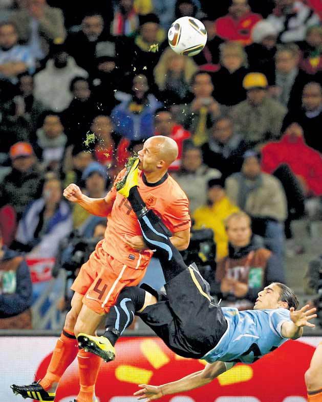 Uruguay kontra Nizozemsko, další oceněný snímek v kategorii Sport z Mistrovství světa v Jihoafrické republice.