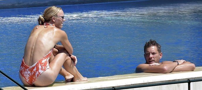 Bývalá tenistka Caroline Wozniacká na dovolené v Itálii. Ve vodě dováděli s manželem Davidem Leem.