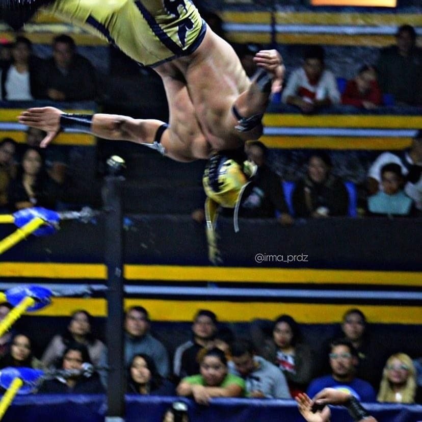 Wrestler Luis Angel Salazar aka Principe Aéreo zemřel po úderu v ringu.