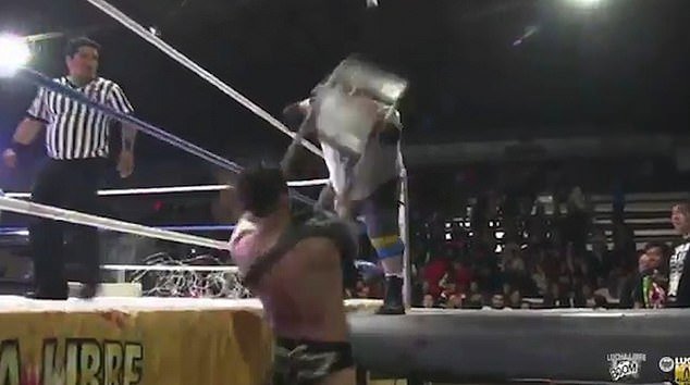 Ángel o Demonio dostal od soupeře židlí do hlavy.