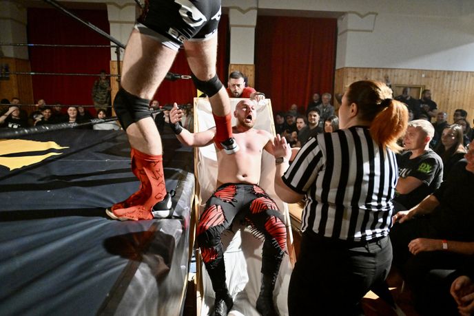 Wrestling je show plná emocí, akrobacie a předstíraného násilí. Zatím největší tuzemskou show uspořádali nadšenci v Jinonické sokolovně.
