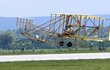 Wright Flyer. Peter Mára vytáhl na krátký let repliku historicky prvního letadla bratří Wrightů z roku 1903. Vznesl se do 30metrové výšky a uletěl s ním půl kilometru.
