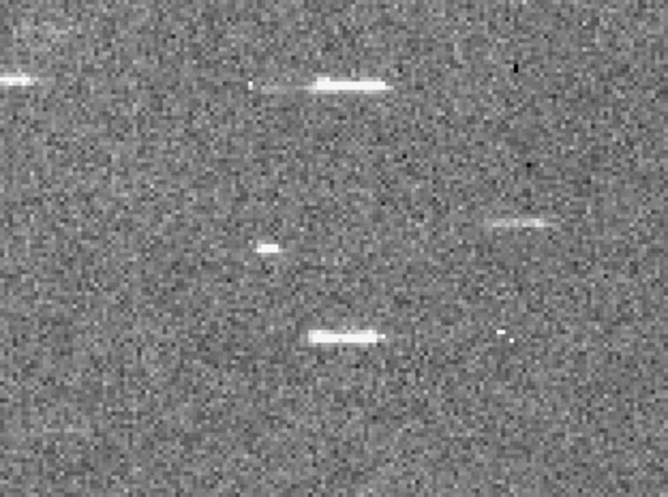 Tajemný vesmírný objekt WT1190F (uprostřed) zachycený teleskopem z observatoře