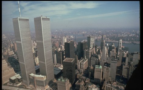 Tahle fotografie byla pořízena jen pár desítek minut před útokem na New York. Zobrazuje slavná Dvojčata, tedy Světové obchodní centrum. O několik chvil později byl tento pohled minulostí.