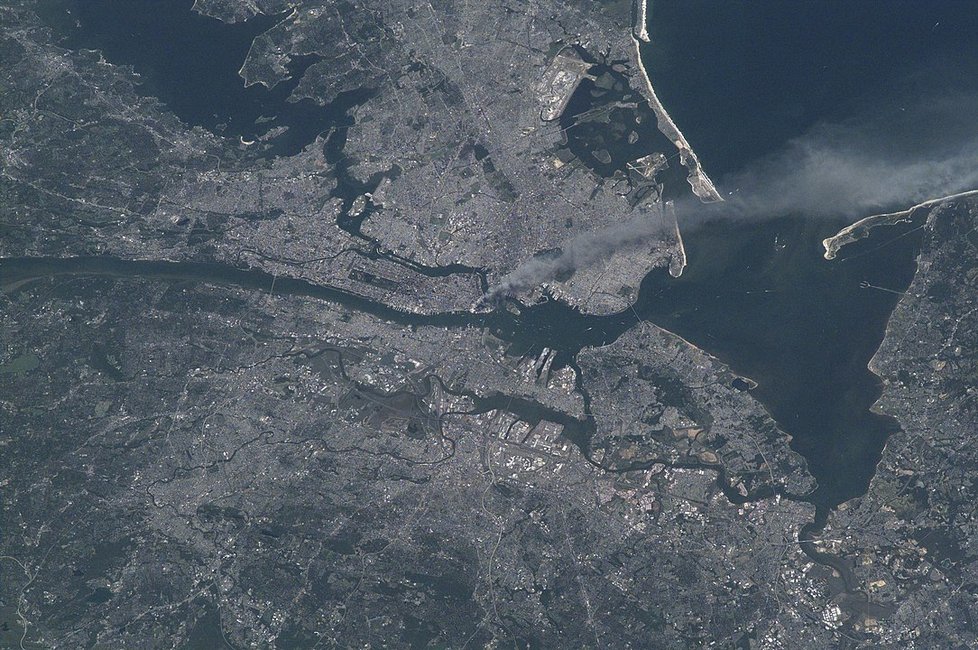 Kouřící WTC vyfocené z Mezinárodní kosmické stanice.